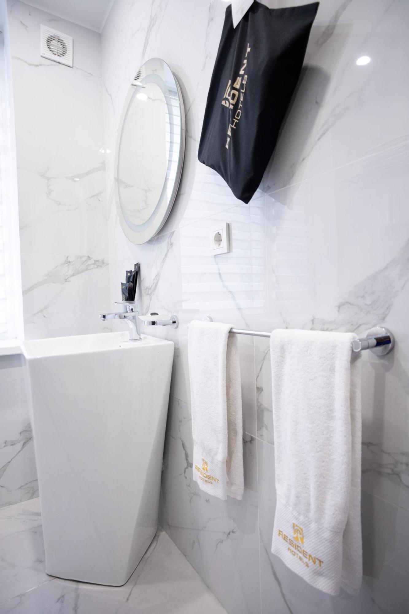 Resident Hotel Kazybek Bi Алма Ата Екстериор снимка