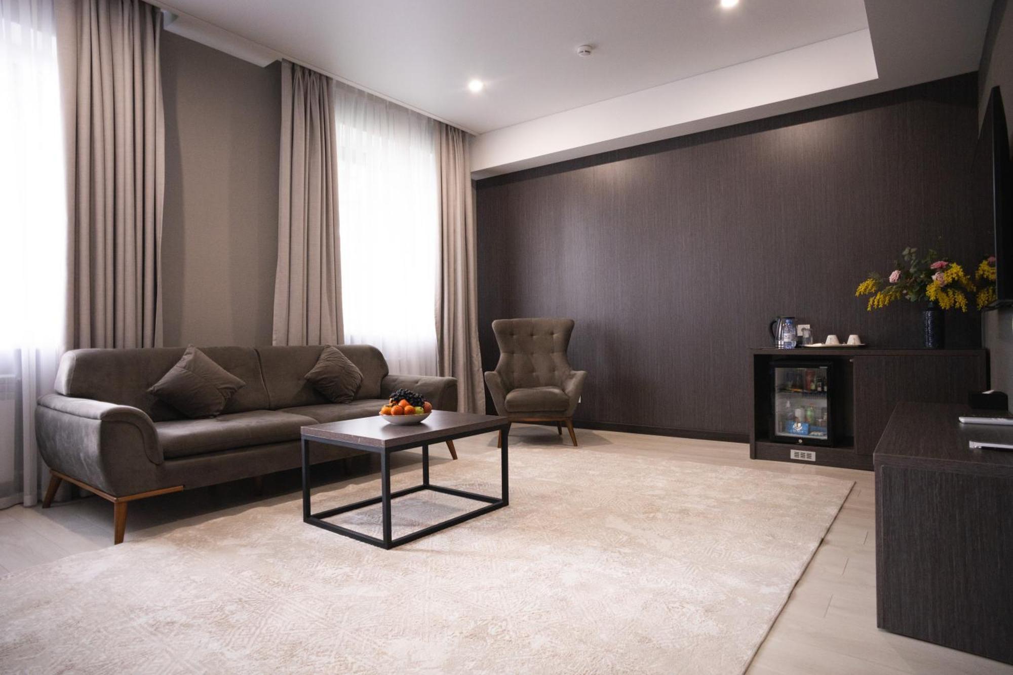 Resident Hotel Kazybek Bi Алма Ата Екстериор снимка