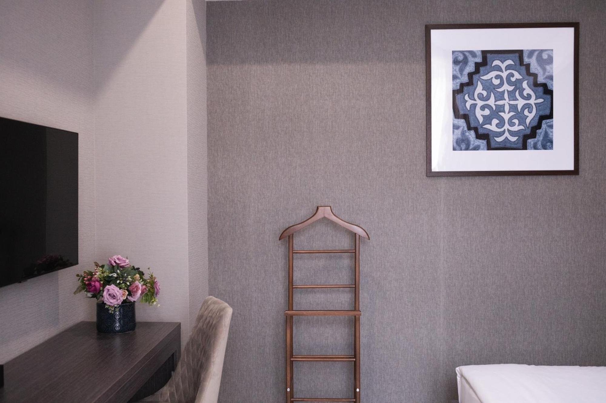 Resident Hotel Kazybek Bi Алма Ата Екстериор снимка